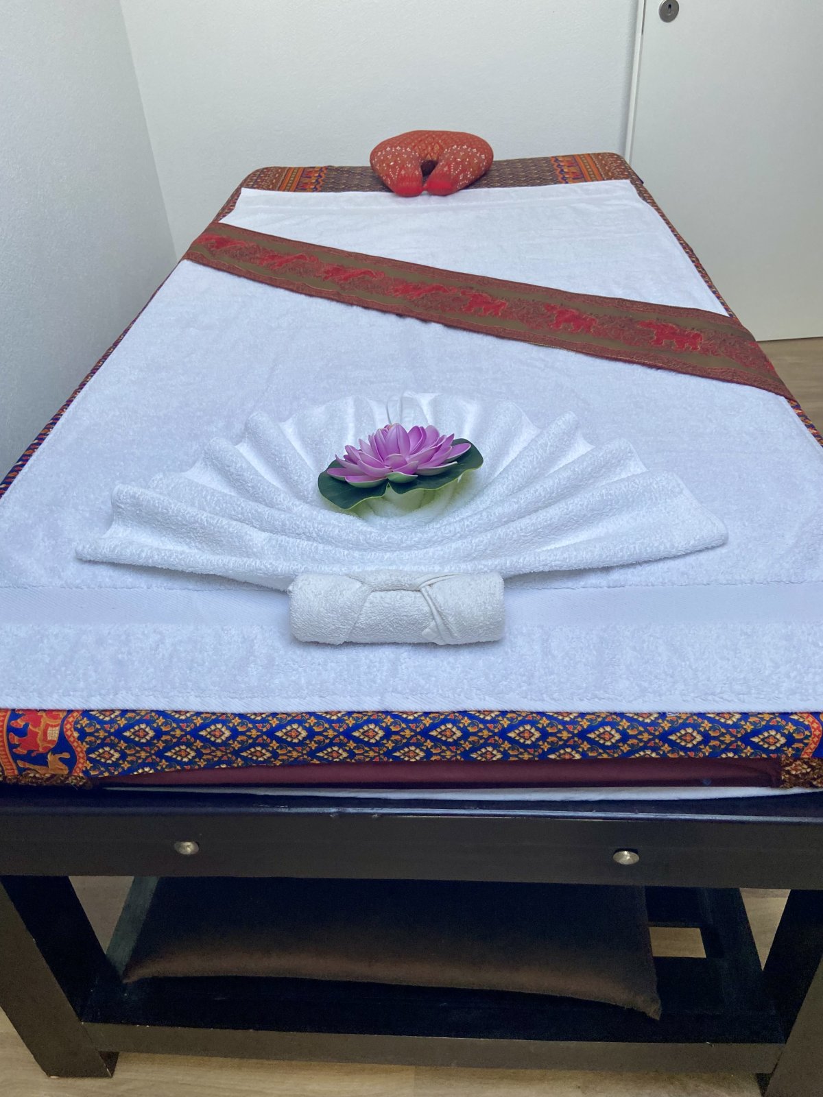 Table de massage préparée pour une séance de massage thaï au salon Leela Thaï Massage à Massongex, Valais